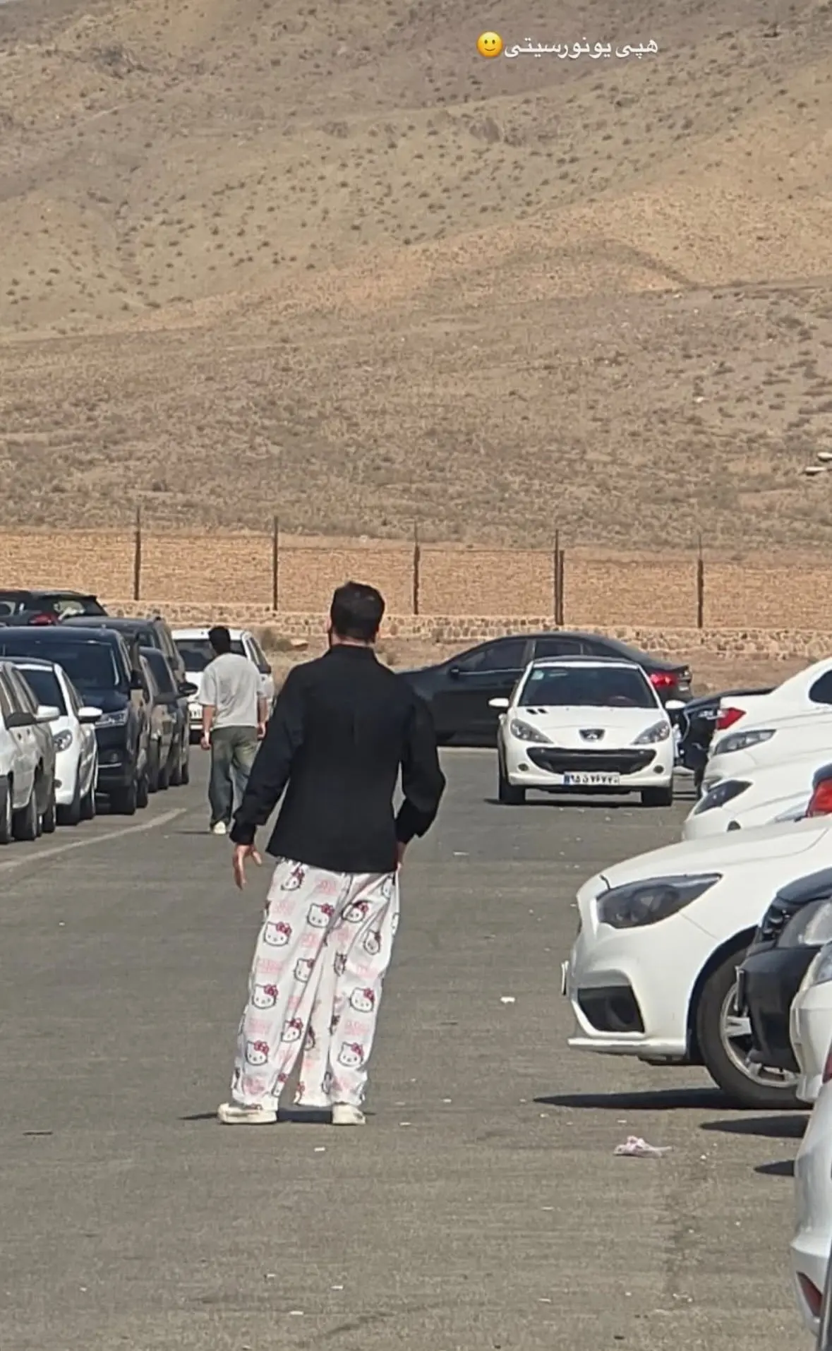 استایل عجیب یک پسر دانشجو با زیرشلوار هلوکیتی