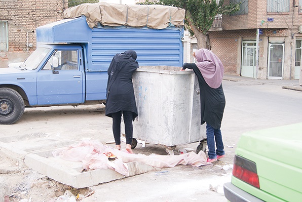 حرف‌های شوکه‌کننده یک زن زباله‌گرد در خیابان