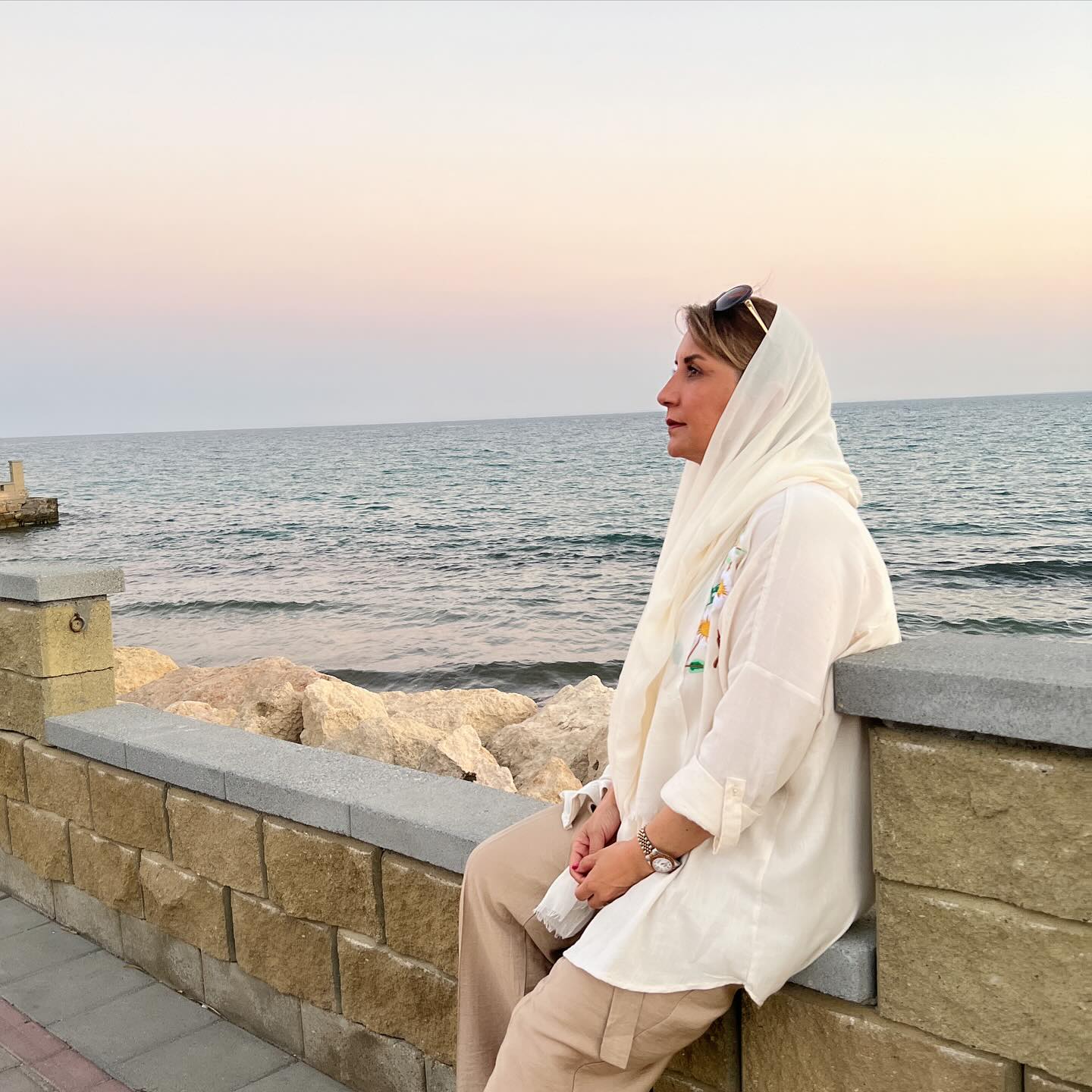 تیپ جوان‌پسند بازیگر زن مختارنامه در کنار دریا