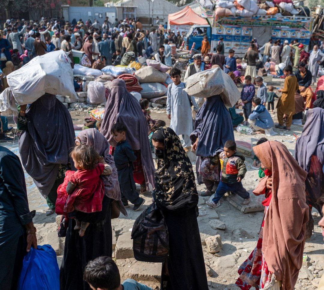 تصاویری از هجوم ۱۰هزار مهاجر افغان به مرزها