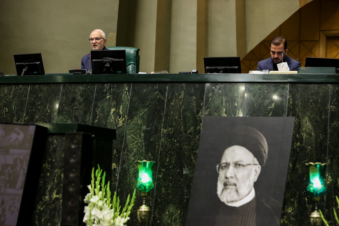 مجلس در سوگ رئیس جمهور ایران، سیاهپوش شد 