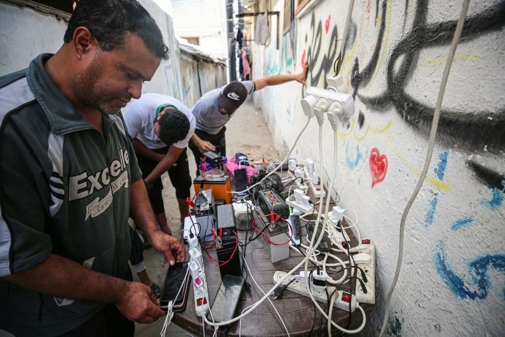 صف شارژ موبایل در نوار غزه