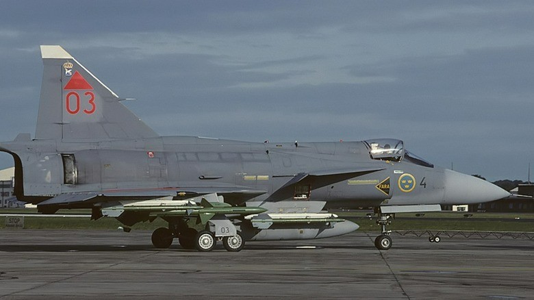 1-a-37-viggen-on-tarmac-in-1993