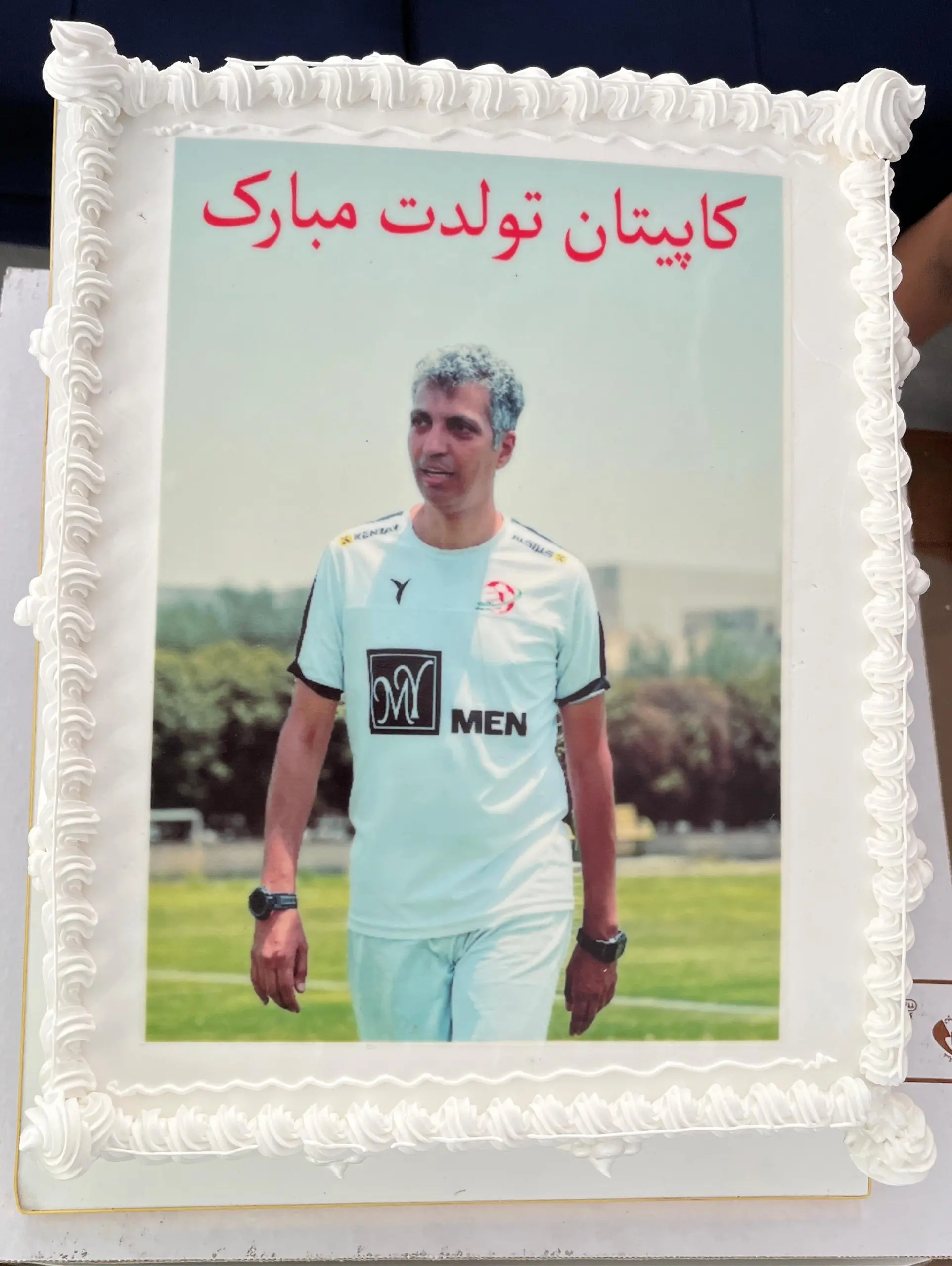 نوشته جالب روی کیک تولد عادل فردوسی‌پور