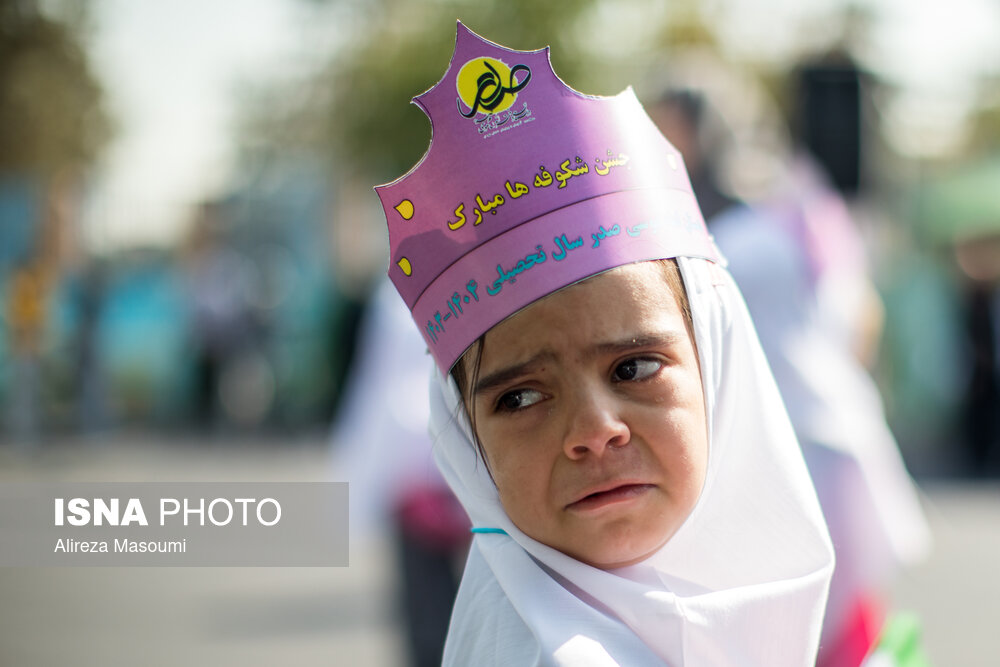 تصاویر بامزه از گریه کلاس اولی‌ها در جشن شکوفه‌ها