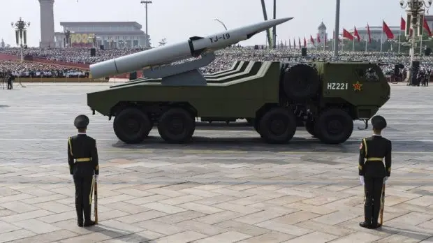 chinese-soldiers-standing-next-to-a-mobile-missile-2-620x348