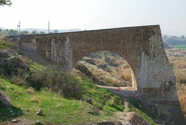عکسی شوکه‌کننده از نحوه مرمت یک پل ساسانی