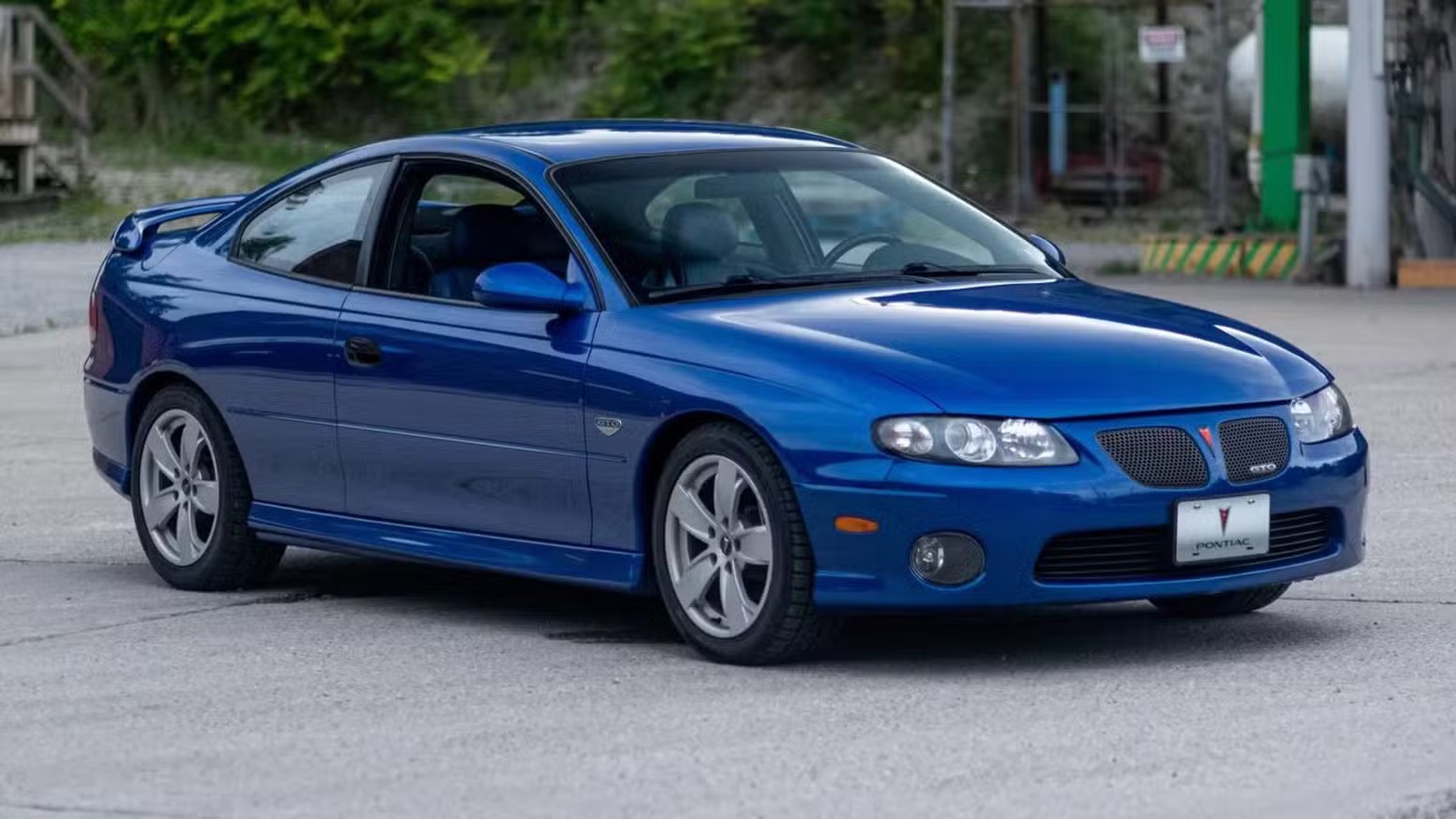 15fastest-used-car-for-20-000-2004-pontiac-gto-front-three-quarter-ezgif.com-avif-to-jpg-converter