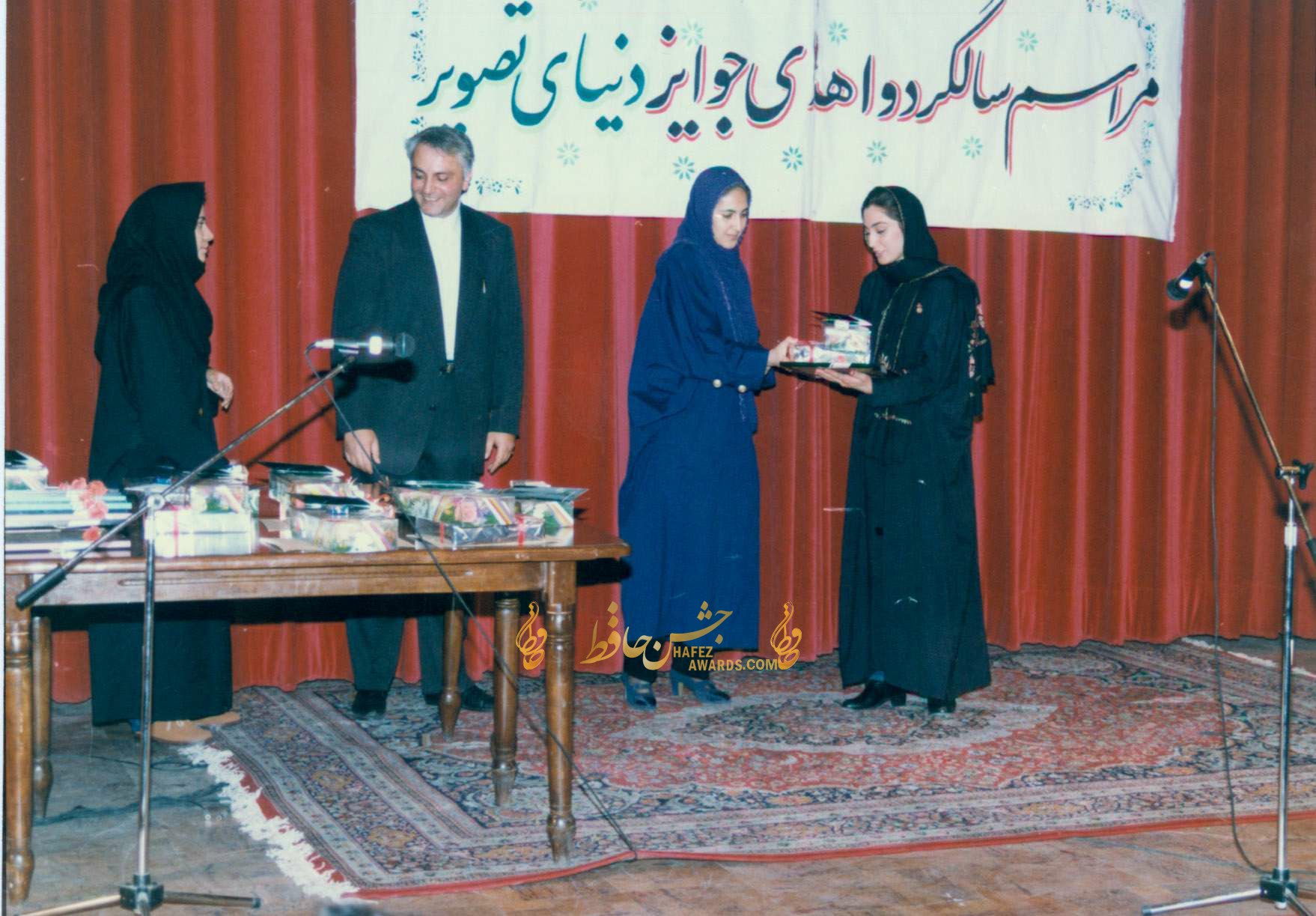 هدیه-تهرانی-و-فاطمه-گودرزی-اولین-دوره-جشن-حافظ-سال-1376