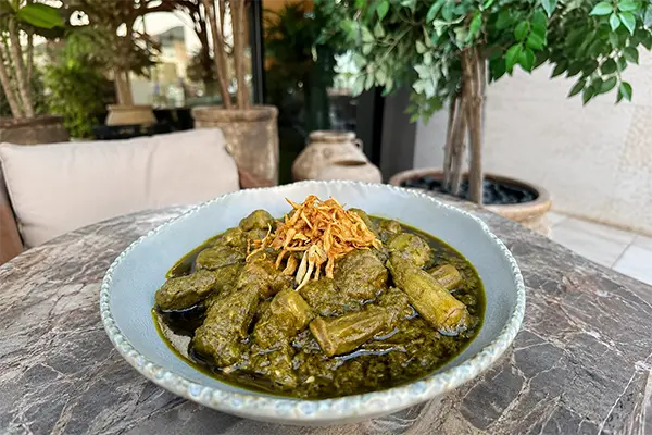 khoreshte-bamiyeh-ba-sabzi