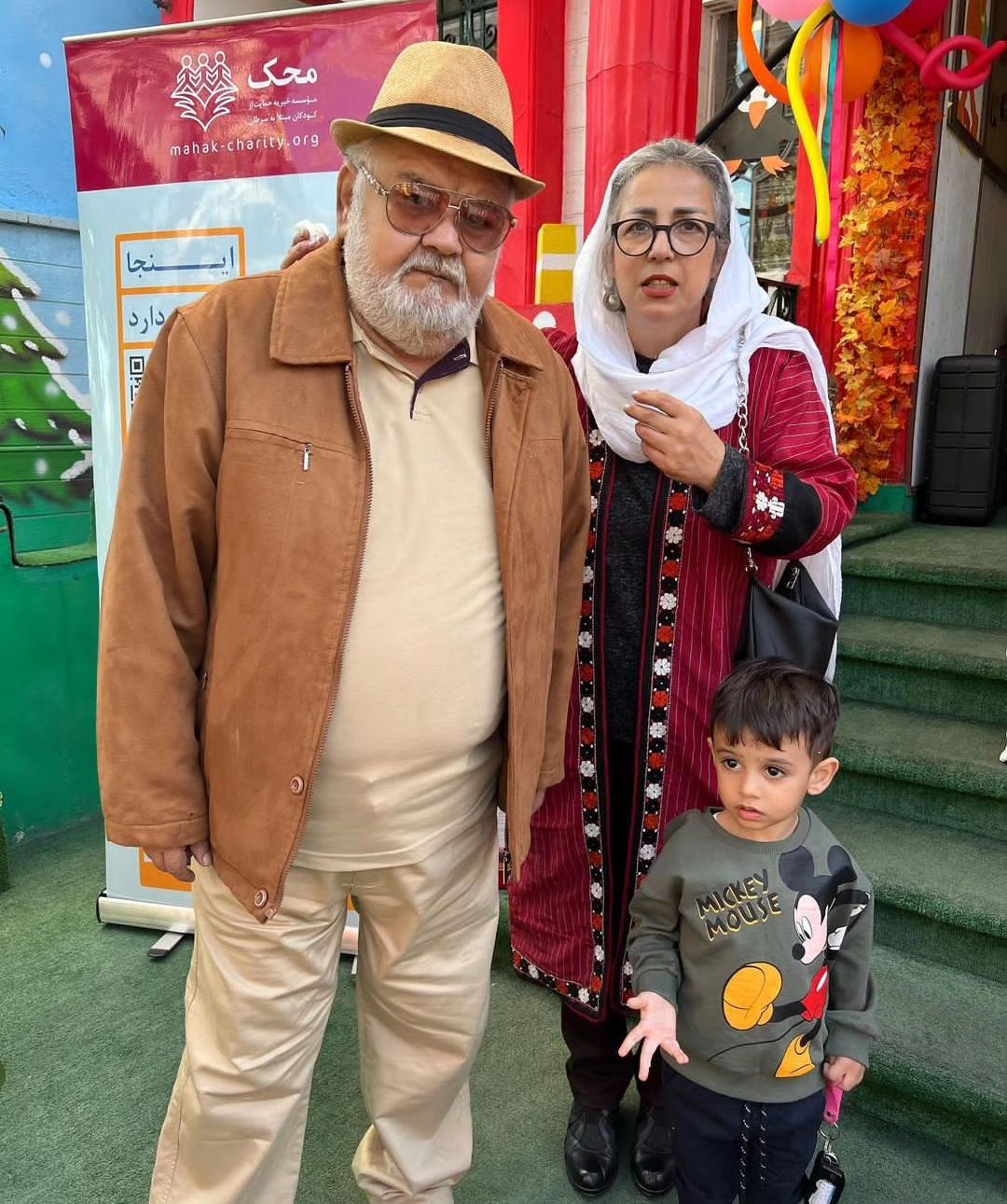 تصویری تازه از اکبر عبدی در کنار نوه و همسرش