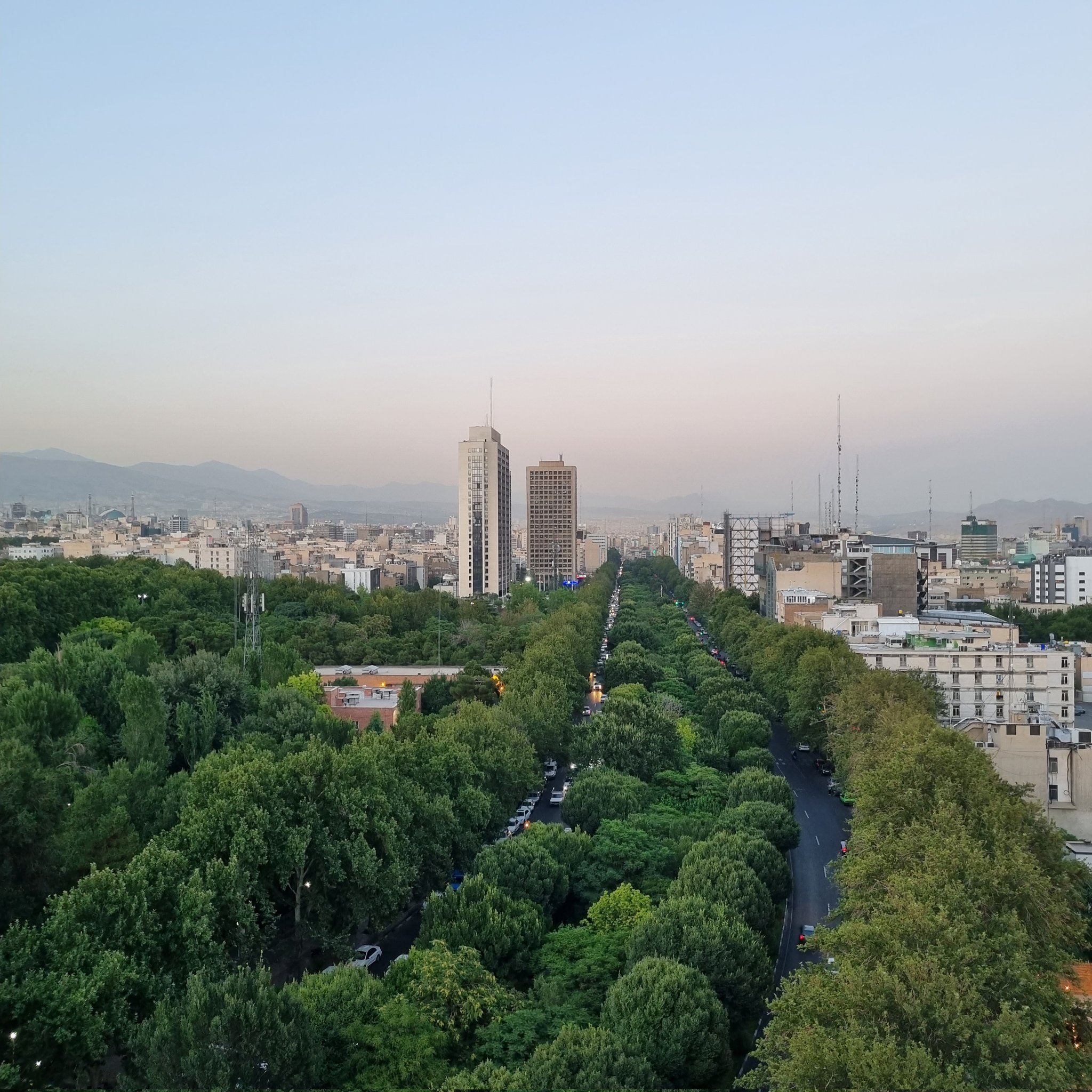  ۴ عکس فوق‌العاده زیبا که از یک خیابان در تهران ثبت شد + عکس
