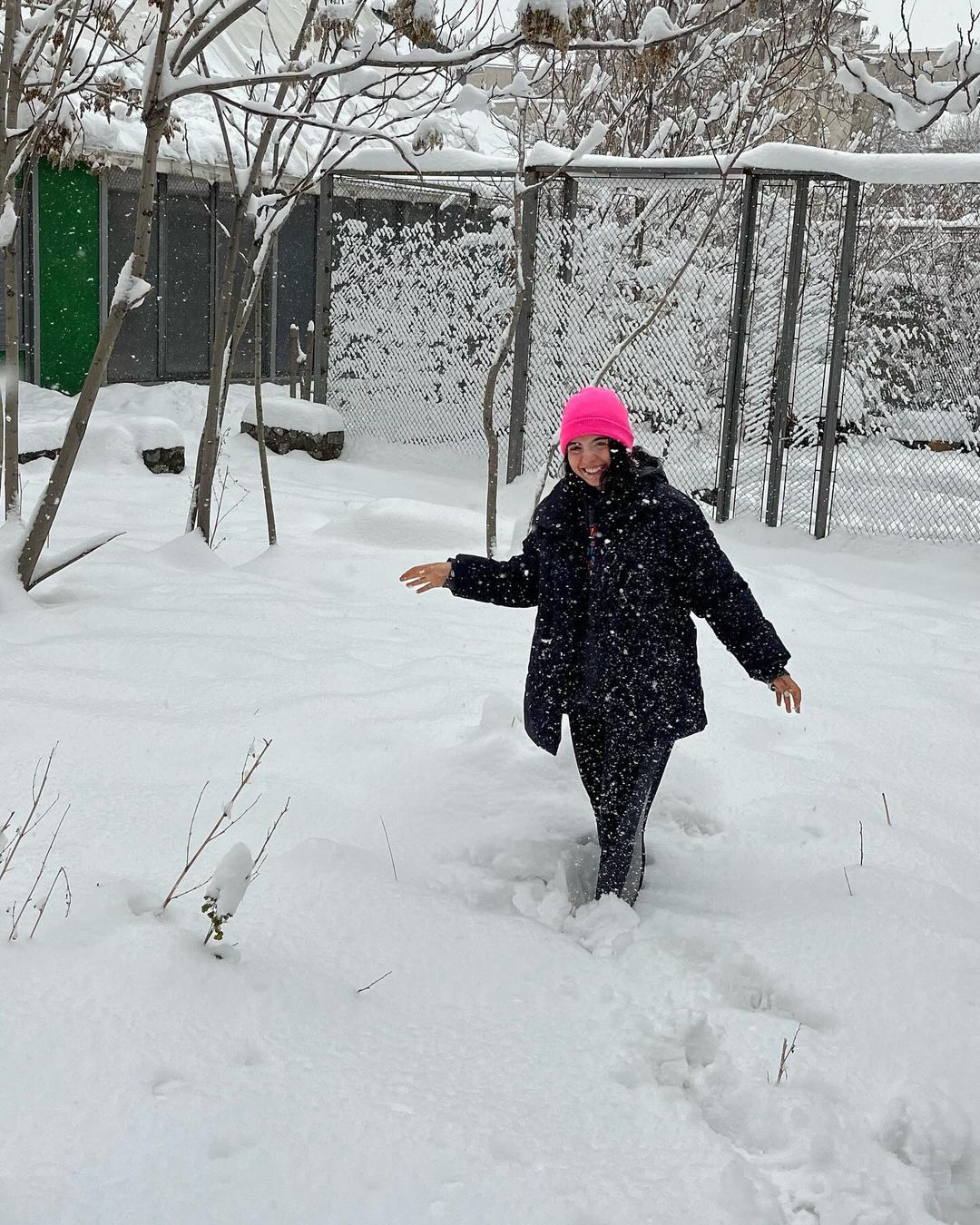 تصاویر خاص و دیدنی از سارا حاتمی حین برف بازی