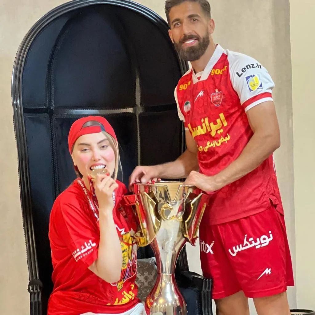 جشن دونفره فرشاد فرجی و همسرش با جام قهرمانی