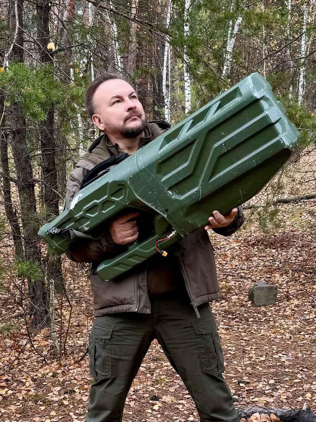 ukrainian-army-soldier-with-a-captured-russian-anti-drone-v0-hx3rqlv8lx1e1