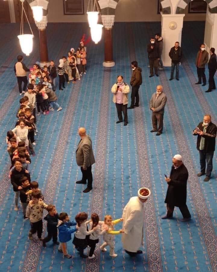  تصویری جالب و متفاوت از یک امام جماعت در مسجد