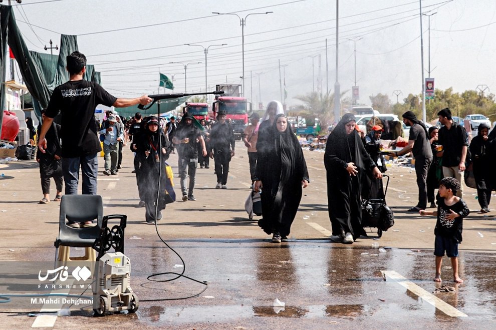 تصاویرِ خنک کردن زائران اربعین در گرمای شدید