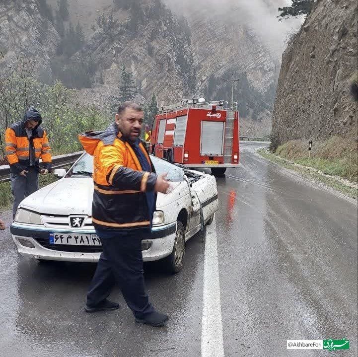 سقوط سنگ روی خودرو در چالوس؛ پژو مچاله شد