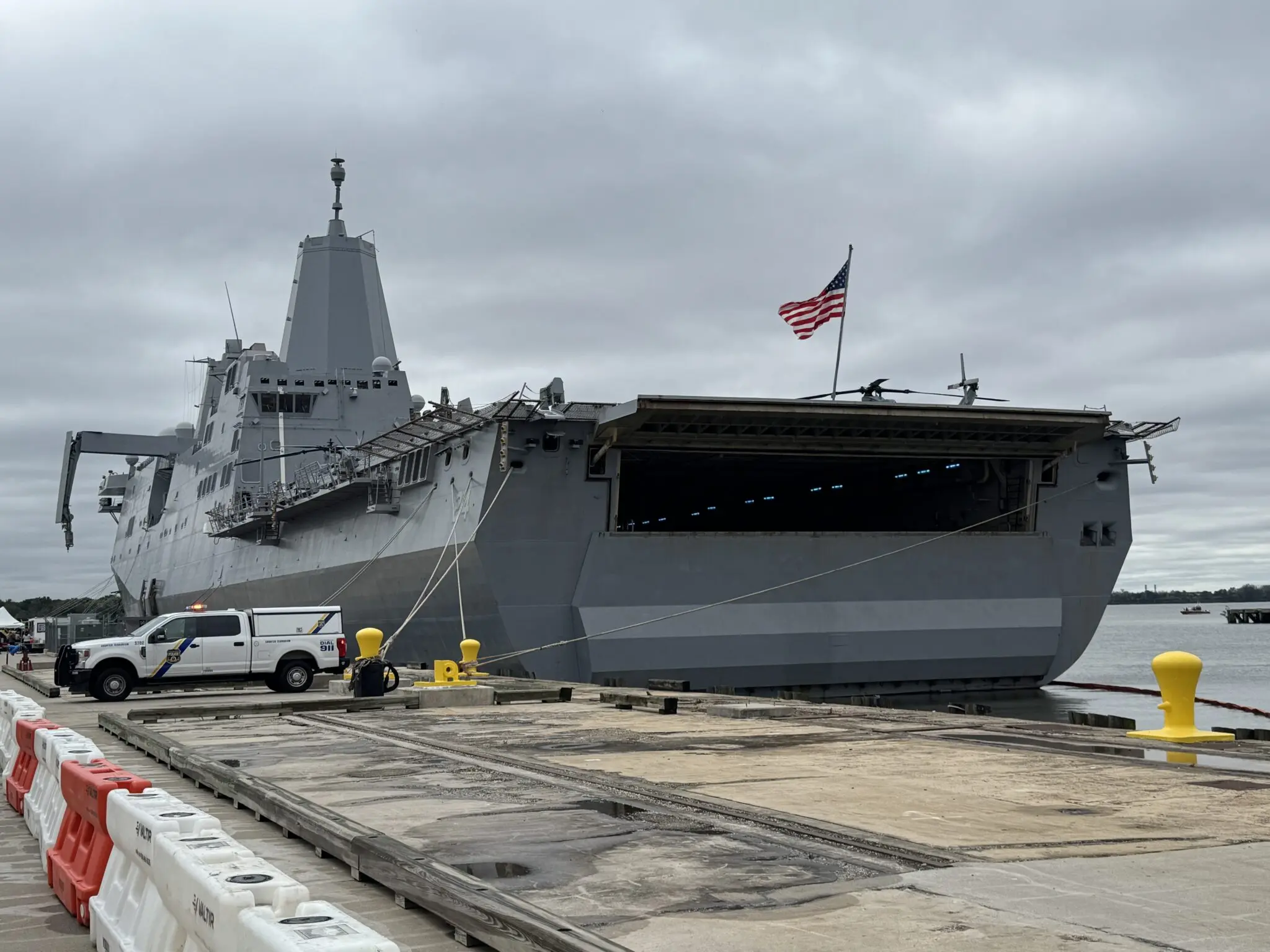us-navy-warship-fires-2