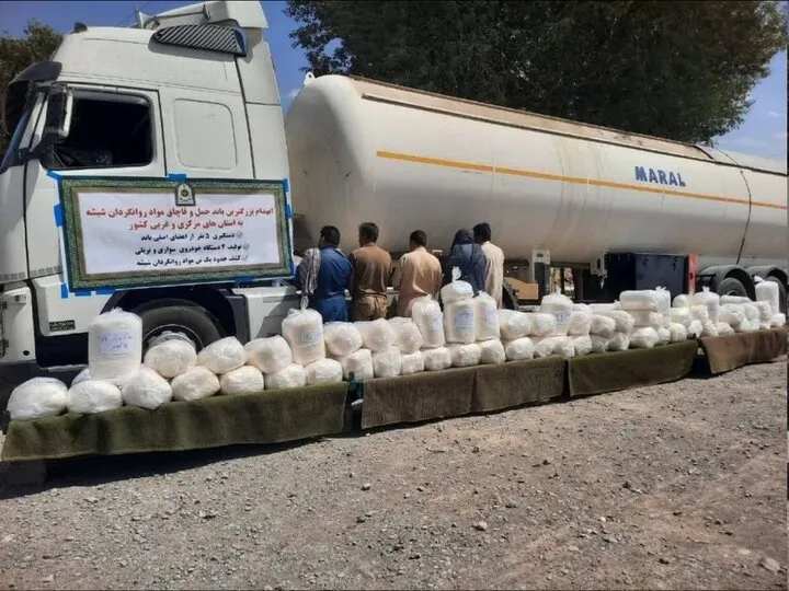 دستگیری یکی از بزرگترین باندهای قاچاق شیشه دستگیری یکی از بزرگترین باندهای قاچاق شیشه