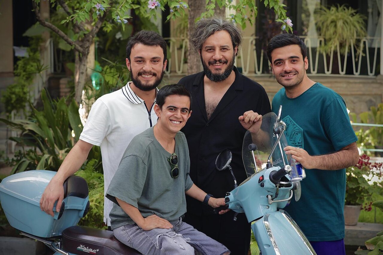 عکس یادگاری امیرمحمد با بازیگران سریال زخم کاری