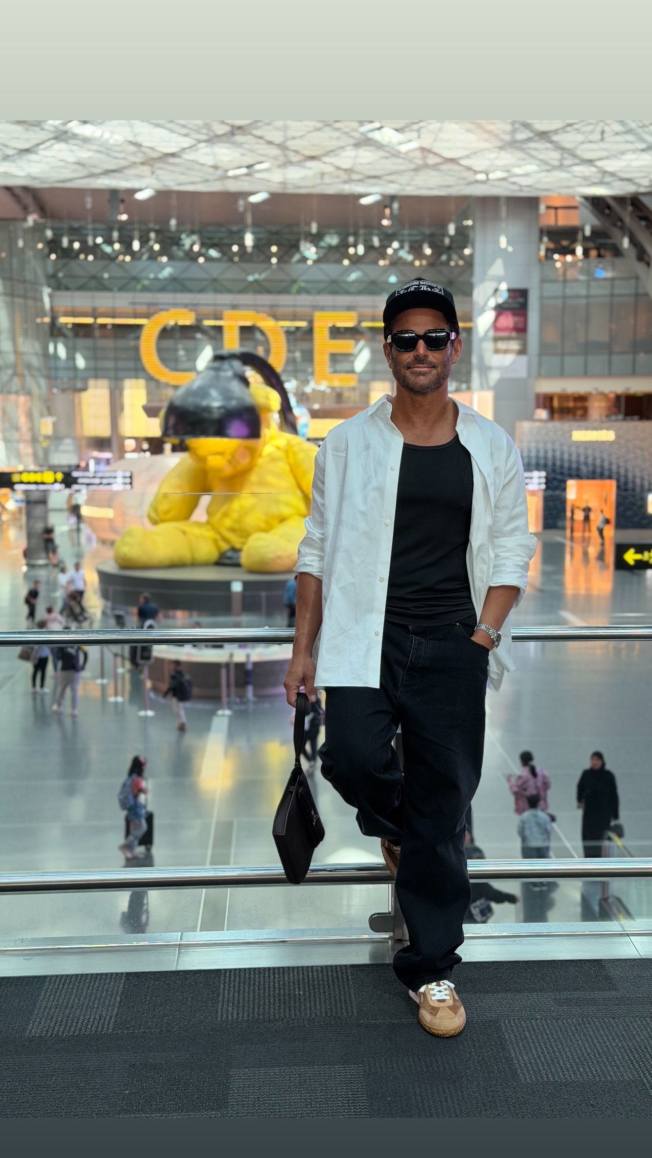 تاریخ و سفر در زمان | عکس ؛ عکس شیک رضا گلزار در فرودگاه قطر photo_2025-10-25_14-47-18