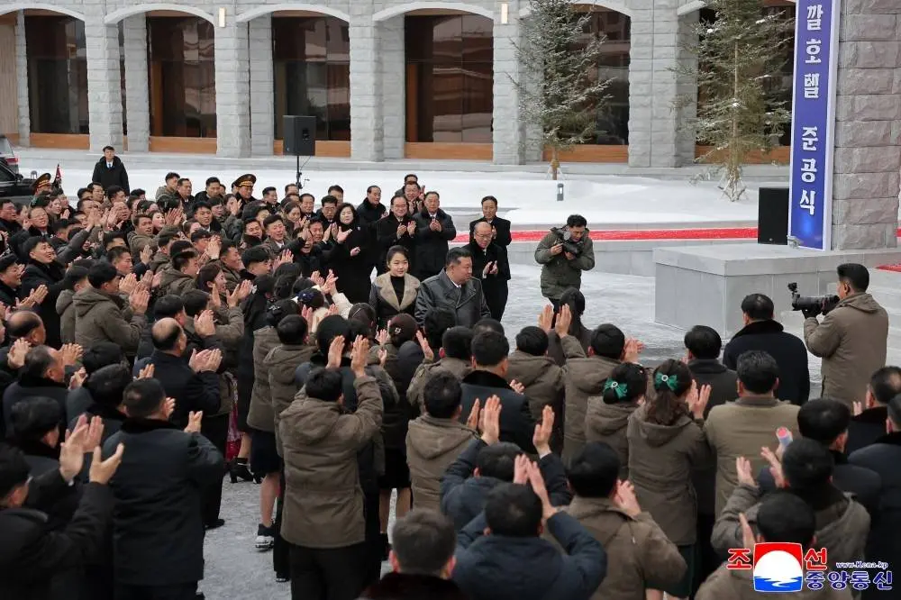 کیم+و+دخترش+در+افتتاح+هتل (2)