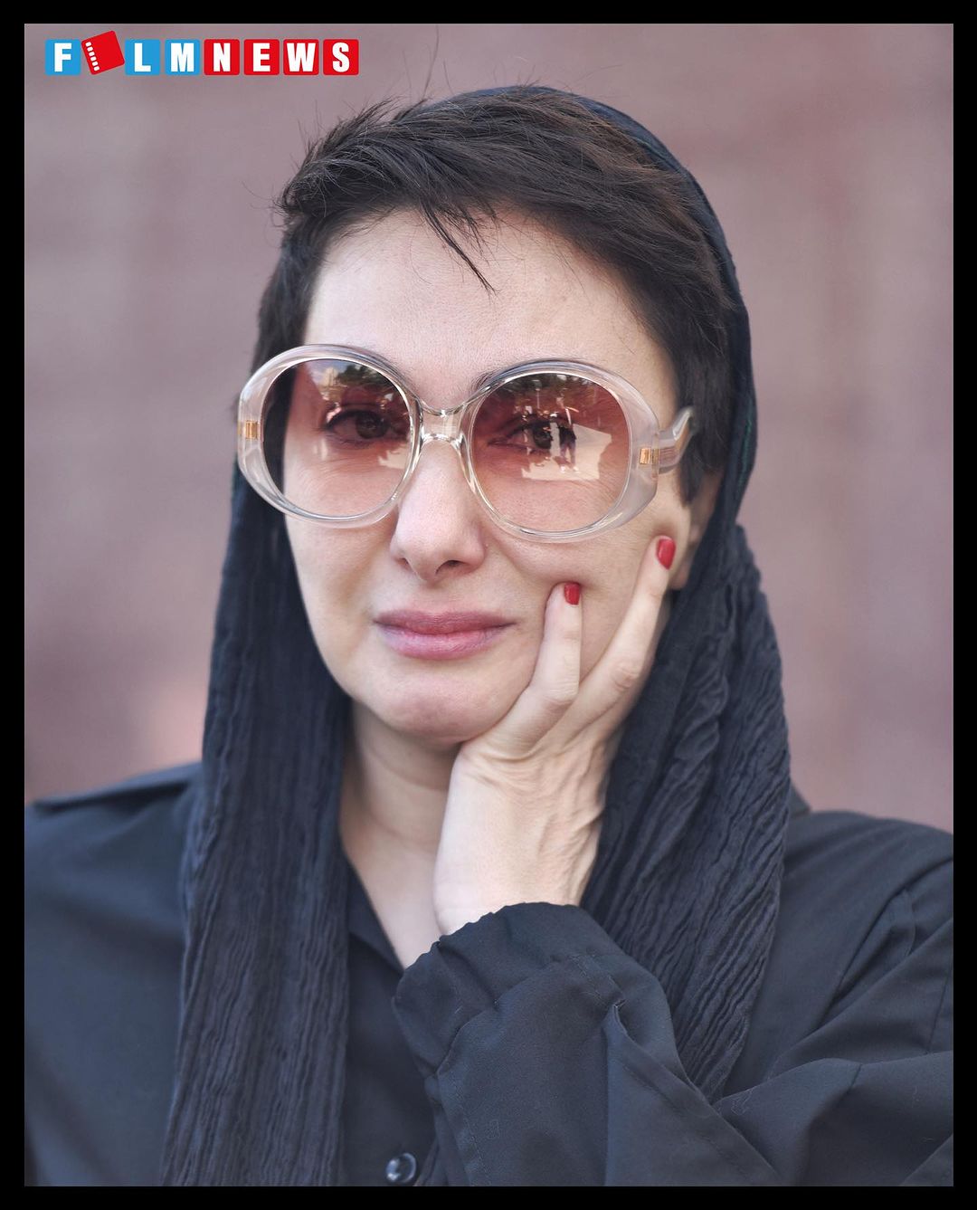 عینک عجیب و زمخت هانیه توسلی در ختم رضا داوودنژاد