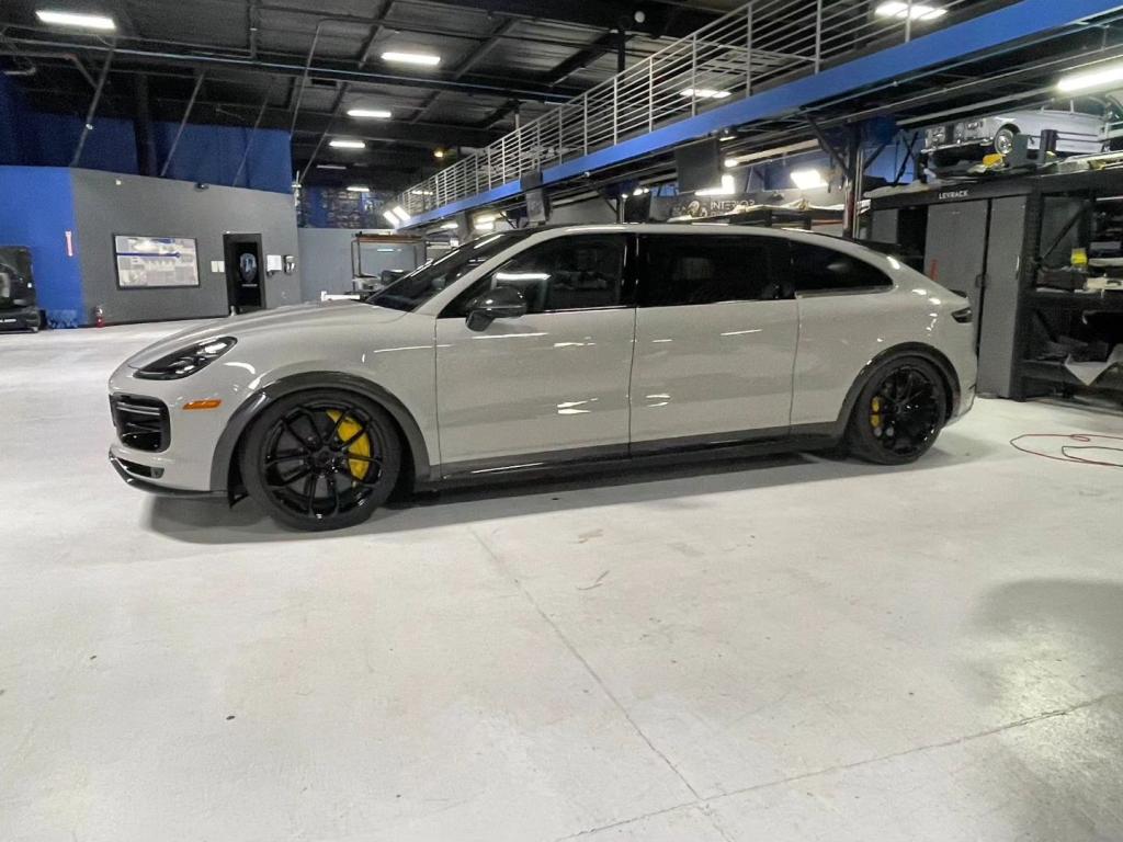 porsche-cayenne-turbo-gt-minivan-91223261