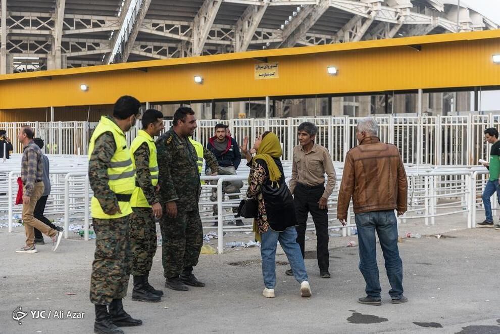 چند قاب تلخ از زنان در بیرونِ ورزشگاه نقش جهان