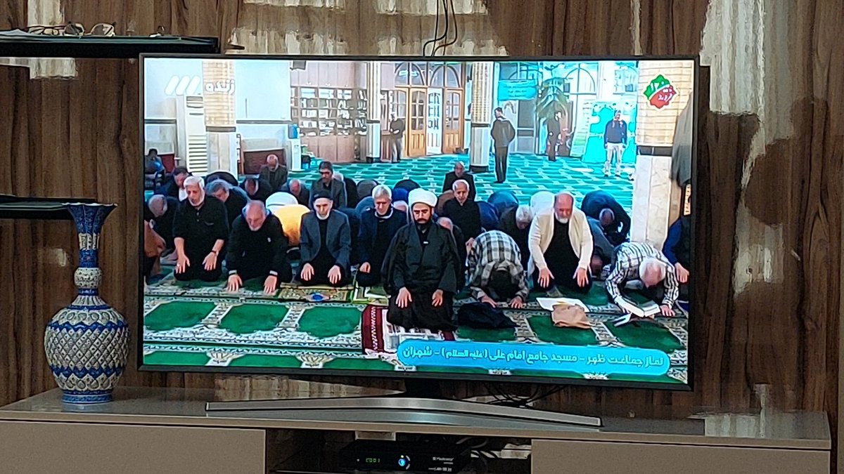 تصویری از یک نماز جماعت در تهران که تلویزیون پخش کرد
