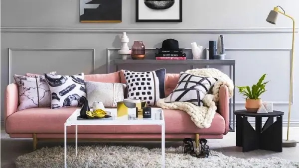 Arranging-a-sofa-cushion2