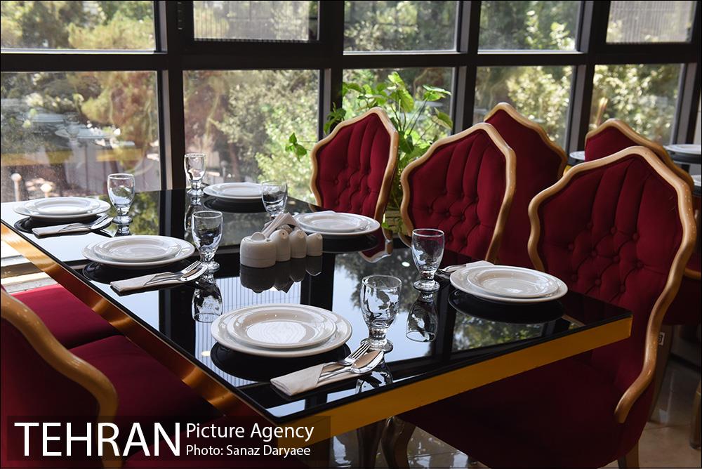 رستوران-پردیس-قلهک-با-پرسنل-ناشنوا-23