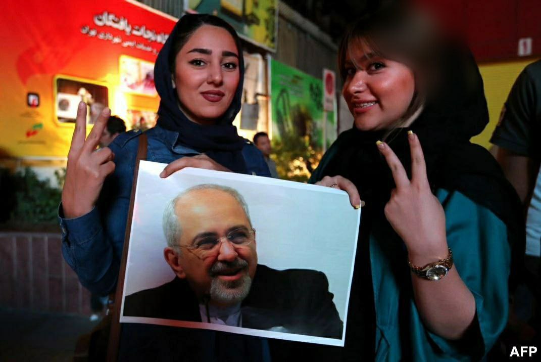 شادی مردم پس از اعلام توافق با آمریکا در تهران
