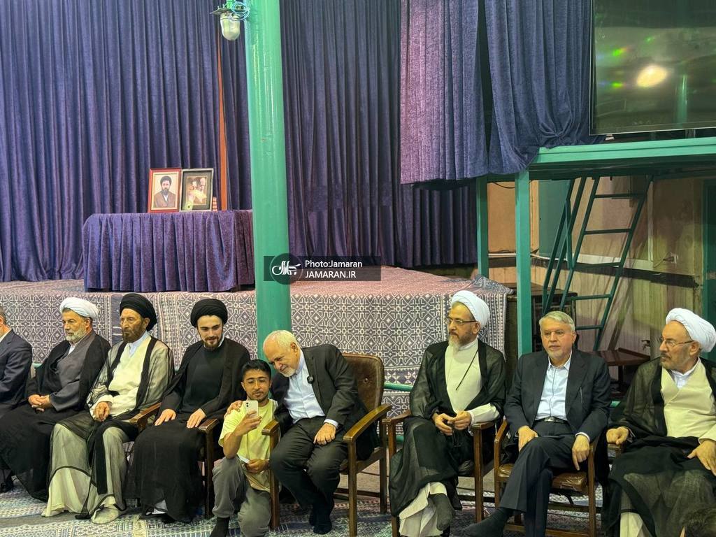 عکسی از ظریف و احمد خمینی در حسینیه جماران