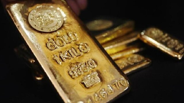 قیمت طلا با صعود دلار عقب‌نشینی کرد