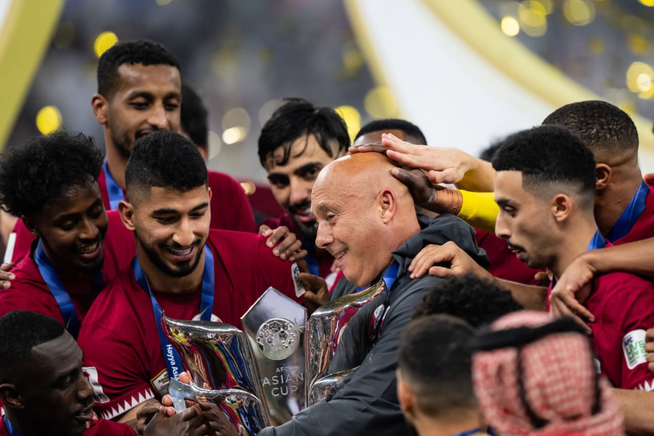 شوخی بازیکنان با «سر بدون موی» سرمربی قطر