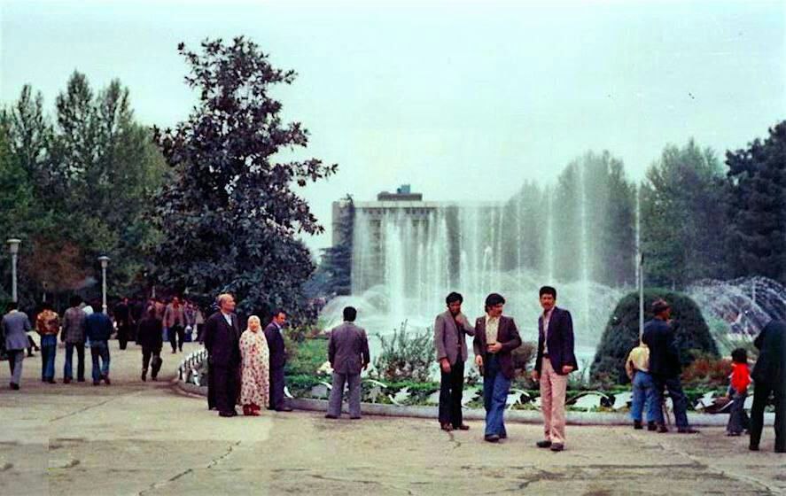 عکسی از تیپ چند جوان در یک پارک در سال 50