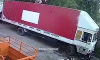  لحظه مرگ تلخ راننده‌ کامیون در اثر برق گرفتگی