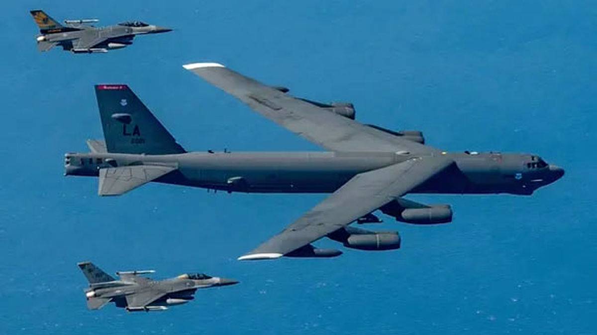 پرواز بمب‌افکن‌های اتمی آمریکا بر فراز دریای ژاپن