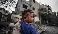 پسر بچه فلسطینی، در حال جمع کردن آب باران!