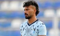 هواداران استقلال، رامین رضاییان را به زمین انداختند