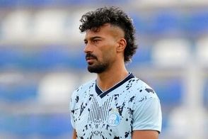 هواداران استقلال، رامین رضاییان را به زمین انداختند