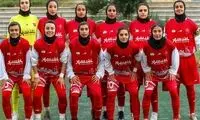 لحظه بالا بردن جام توسط کاپیتان تیم بانوان پرسپولیس