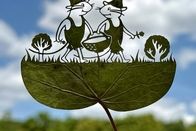 تصاویری زیبا و حیرت‌آور از هنرنمایی روی برگ درختان