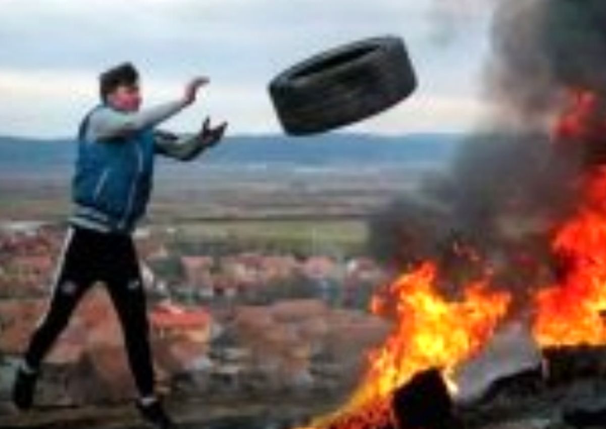 روش جنجالی کسب درآمد با سوزاندن لاستیک‌‌!