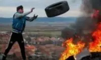 روش جنجالی کسب درآمد با سوزاندن لاستیک‌‌!