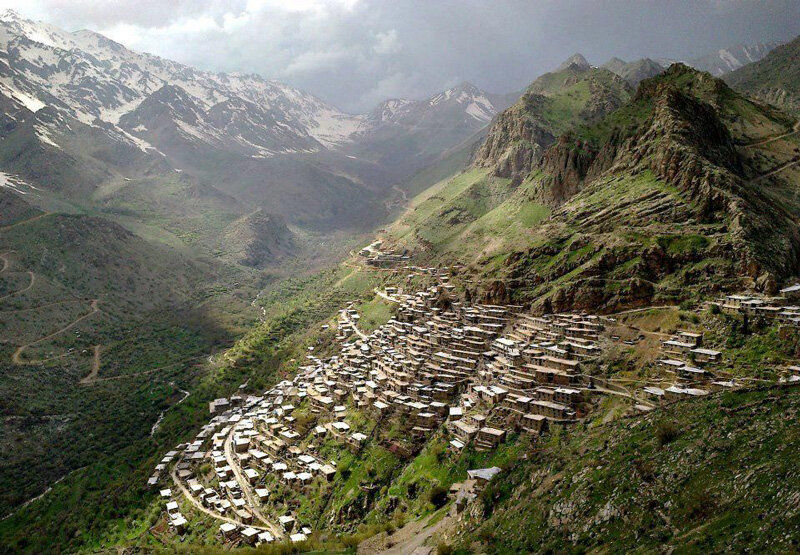 روستایی در ایران که شب‌ها مانند اکلیل می‌درخشد 