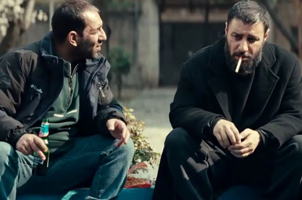 رفیق جواد عزتی که این روزها بالاتر از او ایستاده است