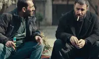 رفیق جواد عزتی که این روزها بالاتر از او ایستاده است